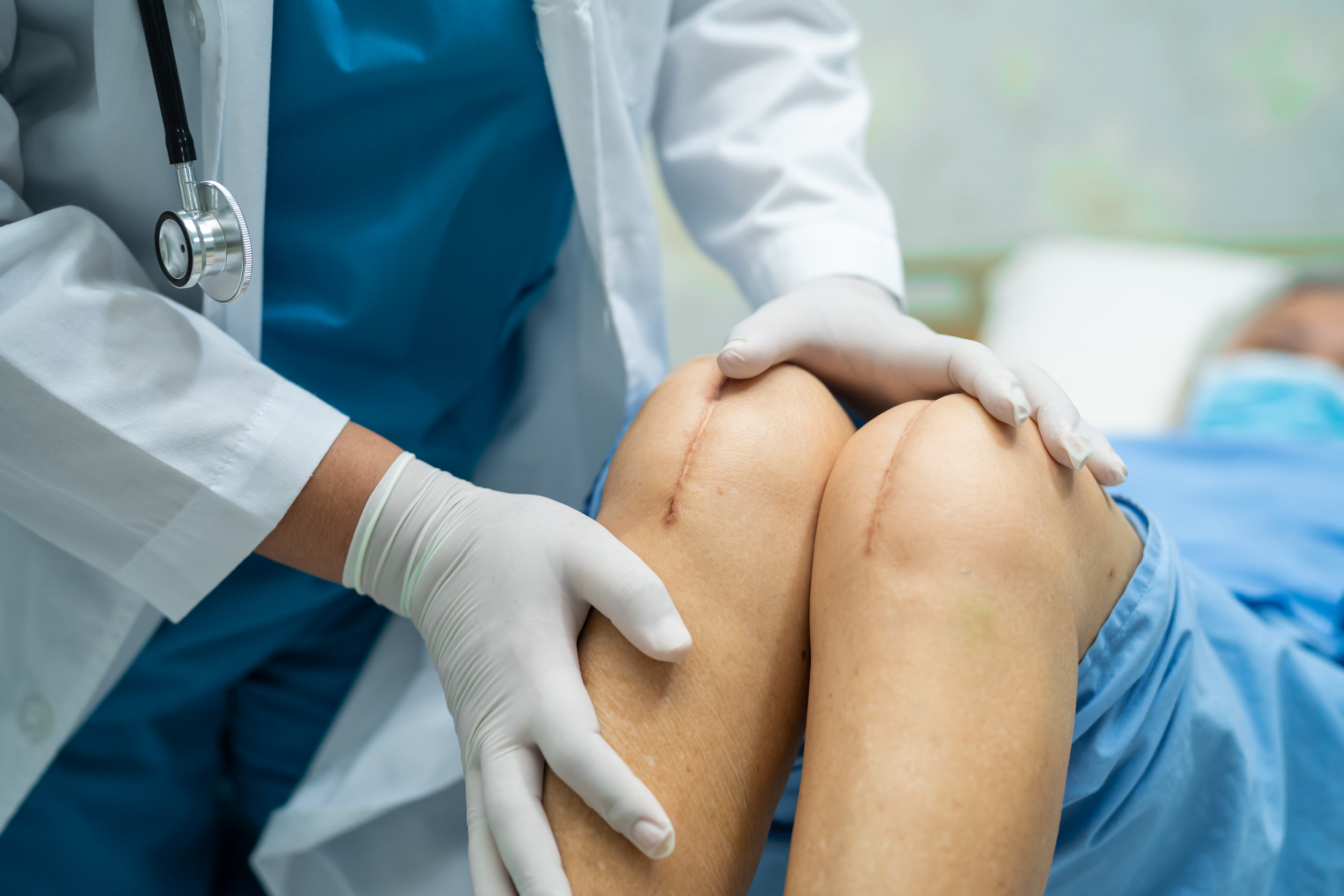 Read more about the article The Dangers and Risks of Putting Off Knee Replacement Surgery